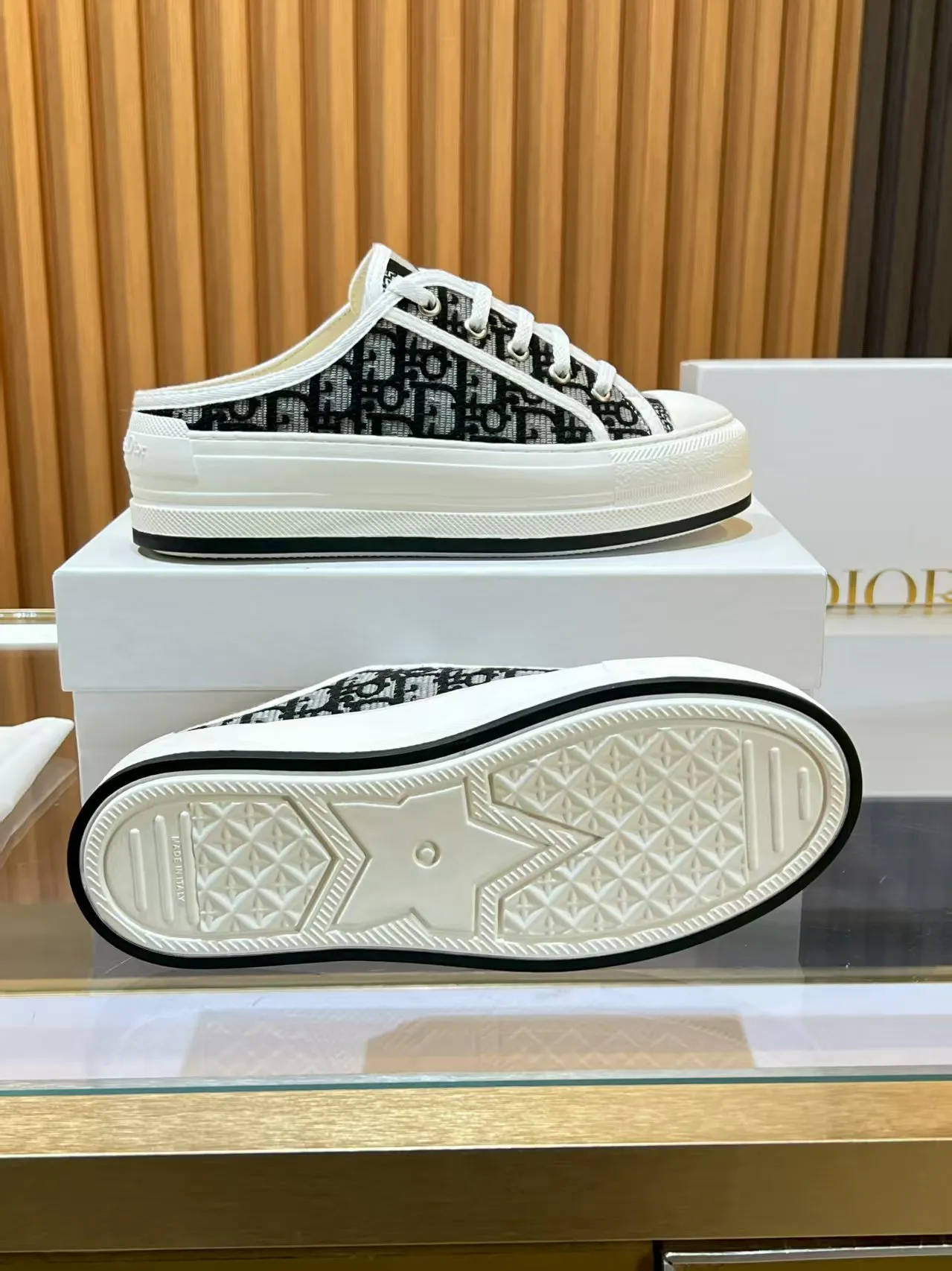 👟👟Ex-factory price 520👟👟 Walk‘n’Dior embroidered mid-top casual shoes are new in 2025. On the fashion stage, Dior embroidered shoes are the well-deserved protagonist. Delicate stitching is used on the upper, every stitch is devoted to the craftsman's efforts, and every thread is woven with artistic poetry. From complex floral patterns to smart geometric textures, embroidery is like the magic that gives shoes life, allowing them to show dynamic beauty even in static conditions.   Wearing Dior embroidered shoes feels like stepping into a dream world full of art. It is not only a pair of shoes, but also a walking piece of art that perfectly integrates fashion and culture. Whether you are strolling on the bustling city streets or attending important social occasions, Dior embroidered shoes can add unique charm to your style and become the focus of everyone's attention.   Choosing Dior embroidered shoes means choosing a persistent pursuit of quality and a unique understanding of fashion. Let it accompany you through every wonderful moment and leave your own fashion mark.  Material: Sheepskin lining, feet, silk cowhide, size 35-41, heel height 5cm